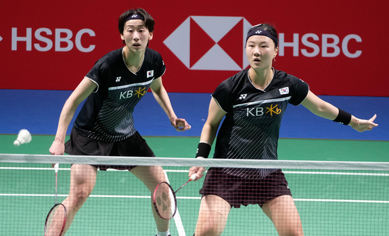 Lee So-hee. left, and Shin Seung-chan in action during the women's doubles final match against Chen Qing Chen and Jia Yi Fan of China at the BWF Badminton World Championships in Huelva, Spain on Sunday. [EPA/YONHAP]