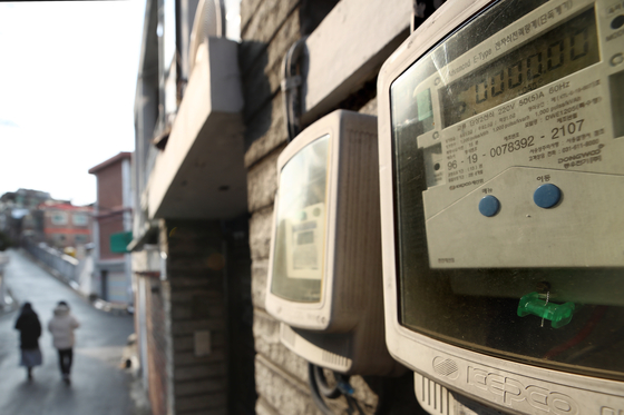 Energy meters at a low-rise apartment in Seoul on Monday. Kepco was ordered by the government to freeze electricity rates for the first quarter as part of the campaign to keep consumer prices down. [YONHAP]