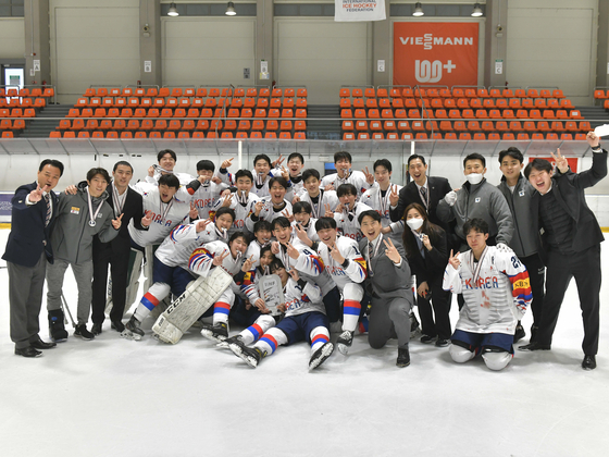 The Korean U-20 ice hockey team pose for a picture after beating Lithuania 5-2 on Sunday to finish second at the 2022 Ice Hockey U-20 World Championship Division 2 Group A in Brasov, Romania. Italy took the gold medal with five wins, while Korea won two matches, took two overtime wins and lost one match. With the second-place finish, Korea have earned a ticket to the 2023 Ice Hockey U-20 World Championship Division 1 Group B. [YONHAP]