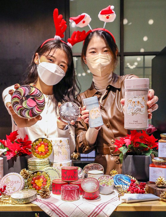 Models show candies and chocolates sold at the Boissier store at Hyundai Department Store's Pangyo branch in Seongnam, Gyeonggi, on Monday. Boissier will be open at the Pangyo branch and the department store's Coex branch in southern Seoul through Dec. 26. [HYUNDAI DEPARTMENT STORE]