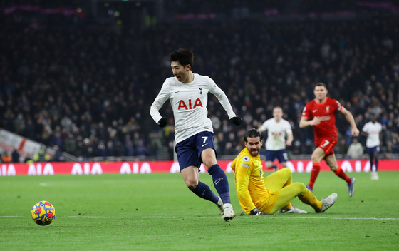 Son Heung-min scores Tottenham Hotspur's second goal in a game against Liverpool at Tottenham Hotspur Stadium in London on Sunday. [REUTERS/YONHAP]
