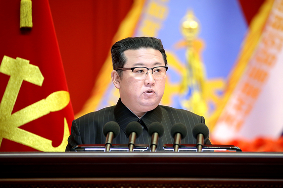North Korean leader Kim Jong-un addresses the Eighth Conference of Military Educators of the Korean People's Army, held from Dec. 4 to 5 in Pyongyang. The photo was published in the Rodong Sinmun, the North Korean Workers' Party's paper. [NEWS1]