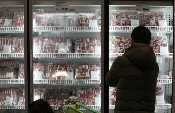 Imported beef section at a retail store in Goyang, Gyeonggi in 2017. [YONHAP] 