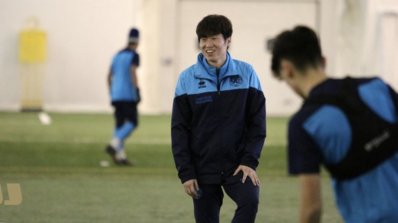 Park Ji-sung works with players in the U-16 team at the Queens Park Rangers training ground in London. [QUEENS PARK RANGERS]