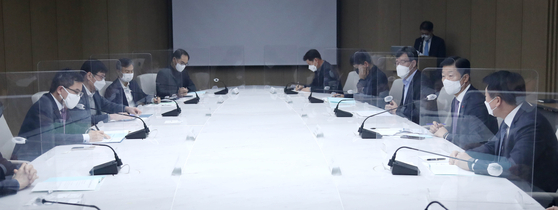 Participants in a meeting between the Ministry of the Environment and local business leaders discuss plastic recycling regulations at the Korea Chamber of Commerce and Industry (KCCI) Tuesday. [KCCI] 