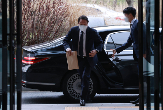 Chey Tae-won, SK chairman, arrives at the Fair Trade Commission office in Sejong on Dec. 15 to defend against accusations regarding LG Siltron's acquisition in 2017. [YONHAP] 