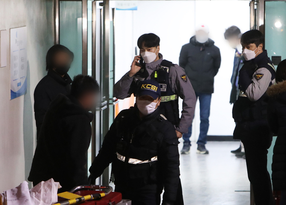 Police conduct an investigation at the Seongnam Development Corporation building in Seongnam, Gyeonggi on Wednesday, following the discovery of company official Kim Moon-gi's body on the first floor the night before. [YONHAP]