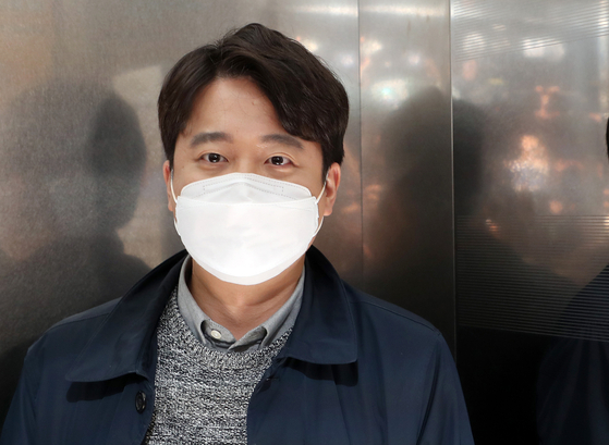 Lee Jun-seok, chairman of the People Power Party (PPP), steps into the elevator after holding a press conference Tuesday at the National Assembly in western Seoul announcing he will step down from all his positions in the PPP’s election campaign committee after clashing with a senior party official. [NEWS1]