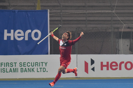 Jang Jong-hyun celebrates after scoring a goal during a men's field hockey semfinal match between Pakistan and Korea at the Asian Championship Trophy tournament in Dhaka on Tuesday. Korea won the game and will go on to face Japan in the final today. [AFP/YONHAP]
