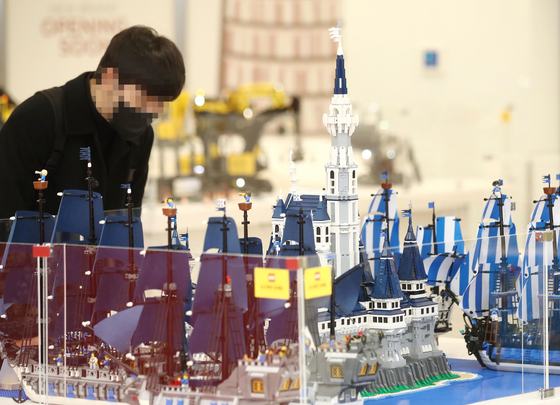 A visitor looks at a Lego work on display at the 2021 BricKorea Convention being held at Starfield Coex Mall in Samseong-dong, southern Seoul. Some 500 Lego artworks from 200 artists will be exhibited at the show which will will run through Jan. 9, 2022. [YONHAP]