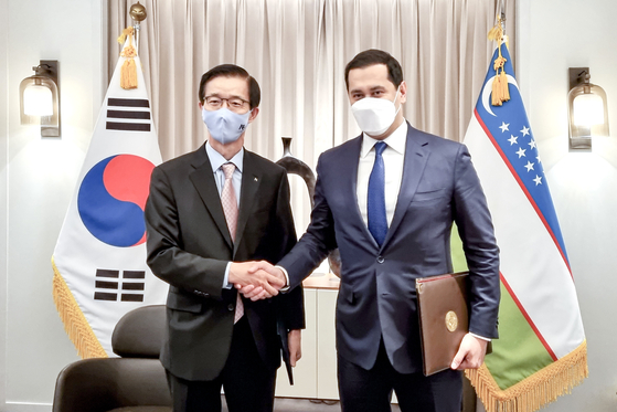 Export-Import Bank of Korea Chairman Bang Moon-kyu poses with Uzbek Deputy Prime-Minister and Minister of Investments and Foreign Trade Sardor Umurzakov at a signing ceremony held on Dec. 15. [THE KOREA EXIMBANK]