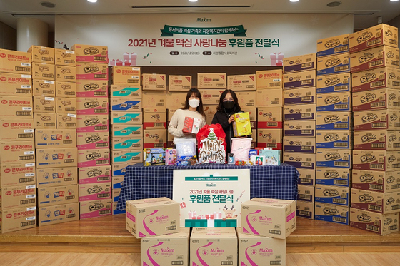 Choi Hee-yeon, Dongsuh Foods marketing manager, left, and a spokesperson for a welfare center in Jayang, eastern Seoul. [DONGSUH FOODS] 