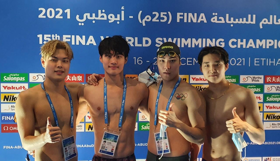 Hwang Sun-wo, second from left, poses for a picture at the FINA World Short Course Swimming Championships in Abu Dhabi, the United Arab Emirates, on Tuesday. [YONHAP]