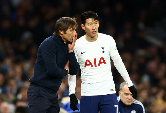 Tottenham Hotspur manager Antonio Conte talks to Son Heung-min during a game against Leeds at Tottenham Hotspur Stadium in London on Nov. 12. [REUTERS/YONHAP]