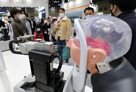 The 2021 Korea Science & Technology Fair held at Kintex in Goyang, Gyeonggi, features 130 participants ranging from tech companies and university research teams under the slogan ″Window to the future, journey to science technology.″ [MINISTRY OF SCIENCE AND ICT]