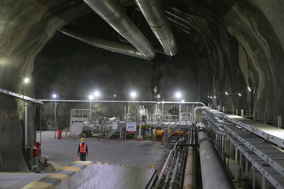 The inside of the state-owned Korea National Oil Corp. oil reserve storage facility in Ulsan, that was completed on Nov. 19. The latest oil reserve center can stockpile up to 10.3 million barrels. There are currently nine of such reserve storage facilities across the country. [YONHAP]