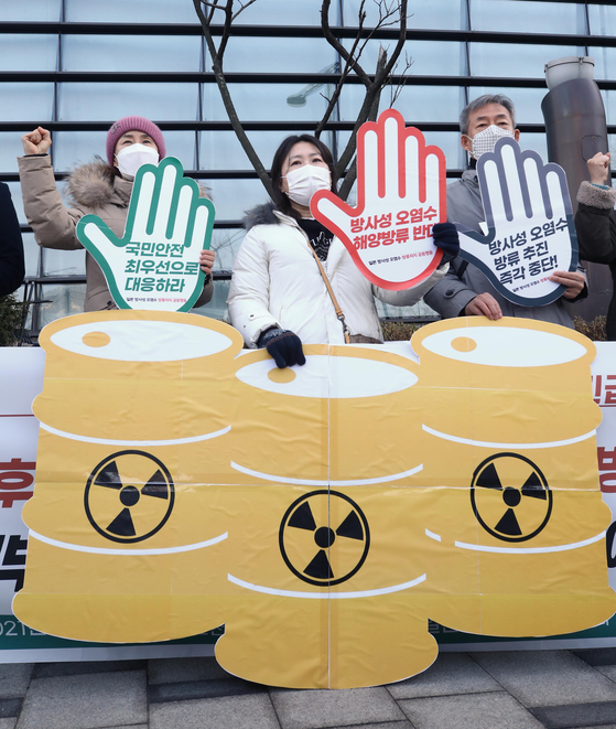 Civic group members protest against Japan's plan to discharge contaminated water from the defunct Fukushima nuclear power plant, in front of the Japanese Embassy in Jongno District, central Seoul, on Thursday. Tokyo Electric Power on Tuesday filed for approval for its plan to Japan's Nuclear Regulation Authority, and the participants urged the government to more strongly oppose the discharge. [YONHAP]