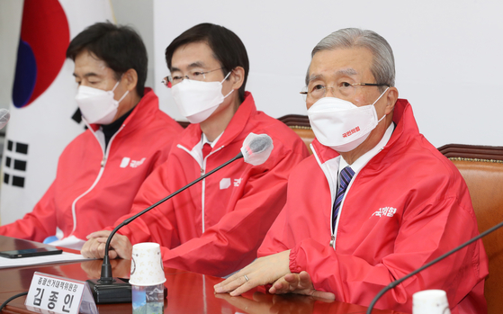 The main opposition People Power Party's campaign chairman Kim Chong-in speaks to the party's presidential campaign committee at the National Assembly on Thursday, where he blasted the state anti-corruption watchdog for collecting phone records from journalists and PPP members. [JOINT PRESS POOL]