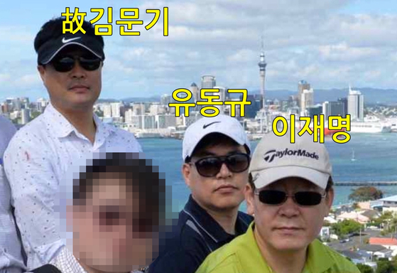 Democratic Party presidential candidate Lee Jae-myung (right) and Kim Moon-gi (left) in a 2015 photo taken in Australia that was released by Seongnam city council member Lee Gi-in on Thursday, after Lee denied knowing Kim during his term as Seongnam's mayor. In the middle is Yoo Dong-gyu, the now-indicted former acting president of Seongnam Development Corporation. [LEE GI-IN]