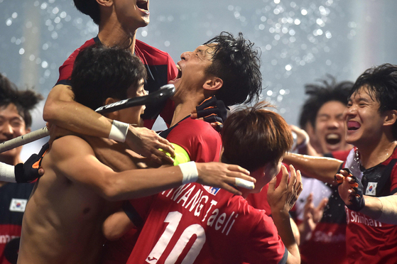 Korean players celebrate after winning the men's field hockey final match between Korea and Japan at the Asian Championship Trophy tournament in Dhaka, Bangladesh on Wednesday. [AFP/YONHAP] 