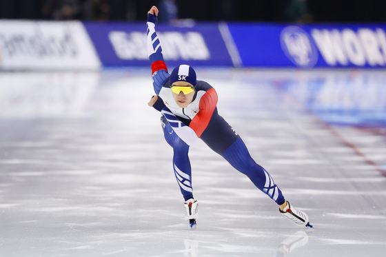 Cha Min-kyu competes in the men’s 500-meter race during the ISU World Cup Long Track Speedskating competition at Utah Olympic Oval, in Salt Lake City, Utah on Dec. 3. [USA TODAY/YONHAP]