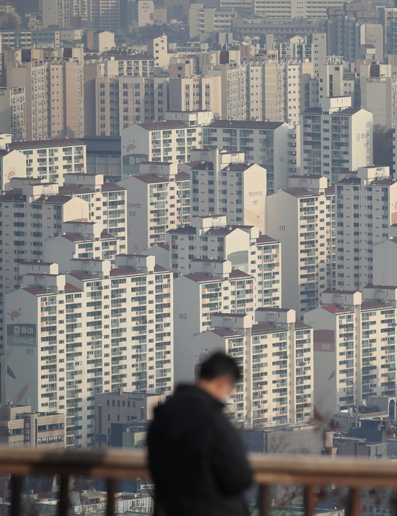 Prices of apartments are calming down, and even falling in some districts, as demand to buy homes dramatically decreases in the greater Seoul area. The above photo shows a view of apartment complexes in Seoul seen from Mount Namsan in Jung District, central Seoul. [YONHAP]