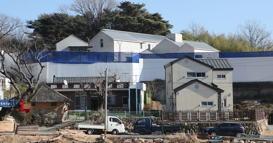 External construction of the post-retirement private residence of President Moon Jae-in and first lady Kim Jung-sook in Pyeongsan Village in Yangsan, South Gyeongsang, is nearly completed, as seen on Wednesday. [SONG BONG-GEUN] 