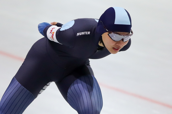 Kim Bo-reum sprints toward the finish line of the women's 3000-meter final at the SK Telecom Speed Skating Championships at Taereung International Skating Rink in Northern Seoul on Sept. 16. Kim won the event with 4:16.44. [NEWS1]