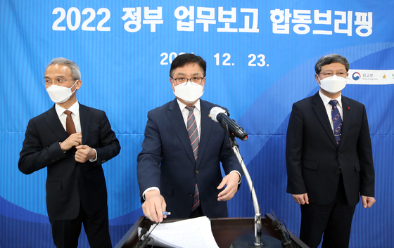 Choi Young-joon, vice minister of unification, center, Yeo Seung-bae, deputy foreign minister, left, and Yoo Dong-joon, a senior-ranking official of the Defense Ministry, right, host a joint press conference at the Office of the Inter-Korean Dialogue in central Seoul on the South's North Korea policies to come in the last five months of the Moon Jae-in administration. [YONHAP]