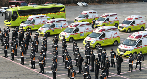 Paramedics and ambulances from eight provinces and cities are assembled at Jamsil Sports Complex Fire House in Songpa District, southern Seoul, on Thursday to be used for transferring Covid-19 patients in Seoul. [NEWS1]