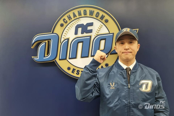 Son Ah-seop poses after signing with the NC Dinos on Friday. [NC DINOS]