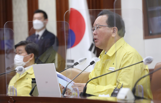 Prime Minister Kim Boo-kyum says that Korea is the final stage of signing a contract with U.S. drugmaker Pfizer to purchase its antiviral pills to treat Covid-19 during a coronavirus response meeting at the government complex in central Seoul Friday. [NEWS1]