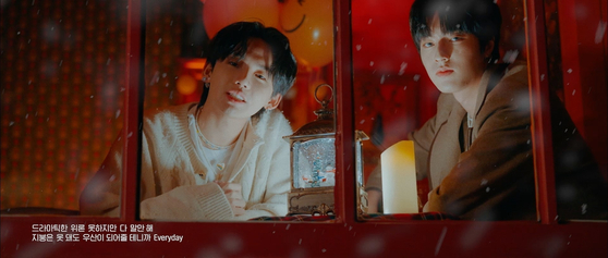 A scene from the music video of Treasure's ″BFF (Happy Christmas ver.)″ [YG ENTERTAINMENT]