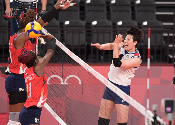 Kim Hee-jin of the Korean women's volleyball team attacks against the Dominican Republic at the Ariake Arena in Tokyo on July 29. Kim scored the second-to-last point in Korea's 3-2 victory against the Dominican Republic and Korea advanced to the quarterfinals. [NEWS1]