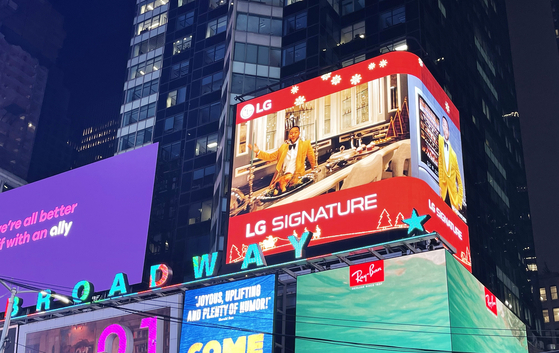 LG Electronics said Sunday that it will be airing the music video of “You Deserve It All,” the company’s holiday campaign song performed by John Legend, on LG’s digital billboards in Times Square in New York and Piccadilly Circus in London through Dec. 30. [LG ELECTRONICS]