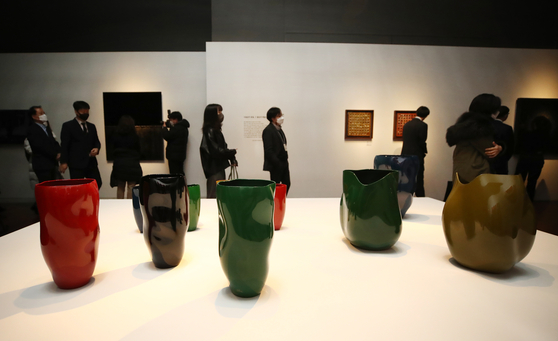 Visitors view the exhibition, "Ottchil, the Coated Splendor of Asian Lacquerwares," at the National Museum of Korea, central Seoul. [YONHAP]