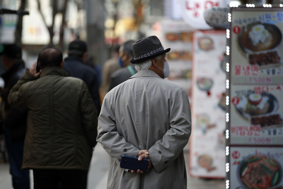A senior citizen walks around the Jongno District in central Seoul on March 3, 2021. According to year-end resident registration data compiled by the Ministry of Interior and Safety, 109 out of 261 regional governments nationwide reported they are now super-aged, which means more than 20 percent of residents are 65 or older. [NEWS1]