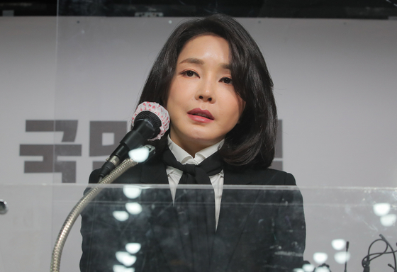 Kim Keon-hee, wife of the main opposition People Power Party's (PPP) presidential candidate Yoon Suk-yeol, delivers a public apology for exaggerating her career credentials in past job applications to university teaching posts, at the party's headquarters in Yeouido, western Seoul, on Sunday afternoon. [NEWS1]