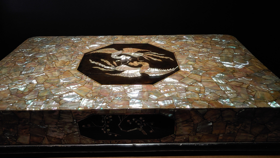 A mother-of-pearl inlaid box for clothes dating back to the mid-Joseon Dynasty (1392-1910) [JOONGANG ILBO]