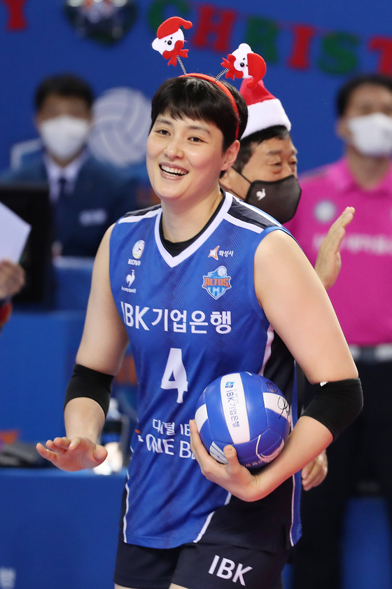 Kim Hee-jin of Industrial Bank of Korea Altos reacts at a match against Korea Expressway Corporation Hi-pass on Thursday at Hwaseong Sports Complex in Hwaseong, Gyeonggi. [NEWS1]