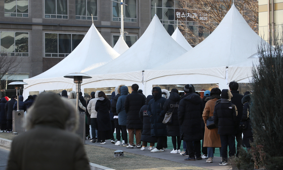Residents of Songpa District, southern Seoul, queue outdoors at a local Covid-19 testing center on Sunday, which was the coldest day of this winter season to date, with temperatures in the morning dropping to negative 16 degrees Celsius (3.2 degrees Fahrenheit). [YONHAP]