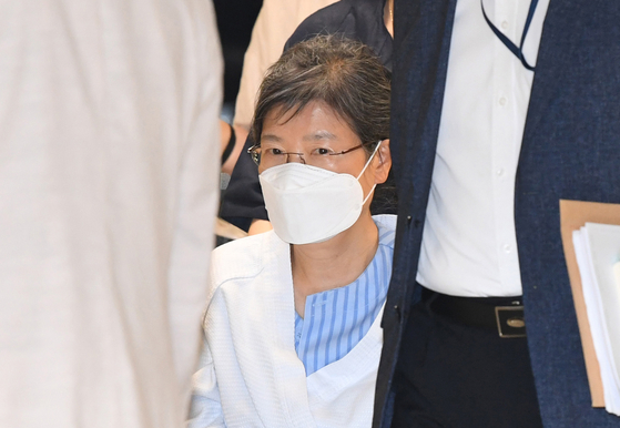 Former President Park Geun-hye is pushed in a wheelchair into Seoul St. Mary's Hospital in southern Seoul for treatment on July 20. Park, convicted for corruption and abuse of power, was granted a special pardon by the government Friday. [YONHAP]