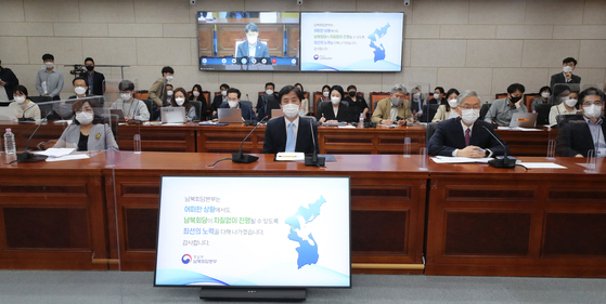 Kim Chang-hyun, assistant minister for inter-Korean dialogue, demonstrates to media a new video conference system designed to hold negotiations with North Korea on April 26. [YONHAP]