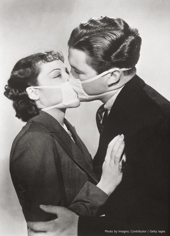 ″Film Kiss with Protection Mask″ (1937) [IMAGNO, GETTY IMAGES]