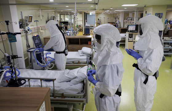 Medical staff members make preparations at the intensive care unit (I.C.U.) at Hyemin Hospital in Gwangjin District, eastern Seoul, on Monday. The hospital was among the first in Seoul to be designated as a Covid-19-only hospital earlier this month, as the number of patients in critical condition spiked and hospitals ran short of I.C.U. beds. [YONHAP]