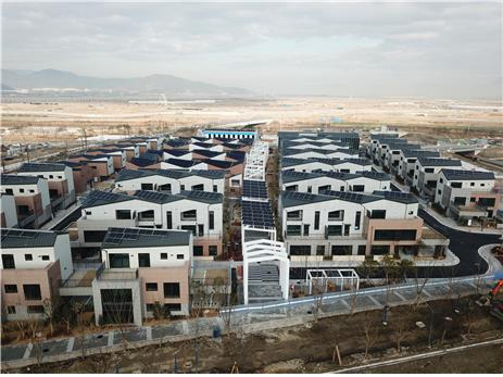 A view of the Smart Village in Gangseo District, Busan, on Monday. Houses in the area will test various technologies, such as using a security robot and an application that provides information about water and air quality and the health status of individuals. Residents will move into the houses through Jan. 15 next year. [MINISTRY OF LAND, INFRASTRUCTURE AND TRANSPORT]