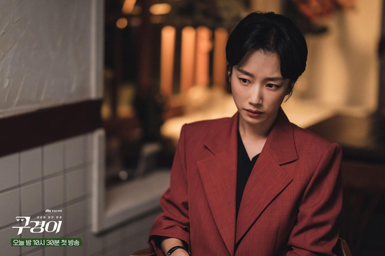 Kwak as Na Je-hee, a cop-turned-manager of an insurance company who enlists the help of a retired police detective Koo Kyung-yi (played by actor Lee Young-ae) to reach her goals. [JTBC] 