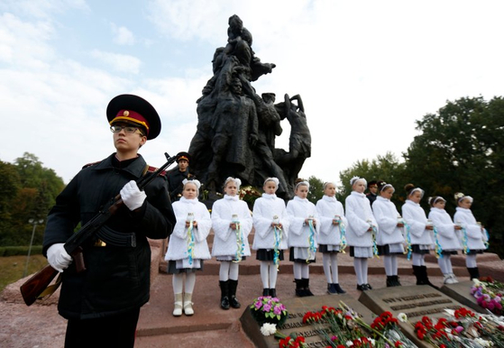  A commemorative event at the Babi Yar ravine in Kiev, Ukraine, Sept. 29, 2016. [AP/YONHAP]