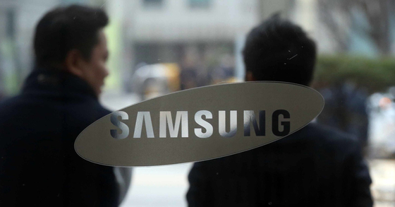 Samsung Electronics employees enter the company's headquarters in Seocho District, southern Seoul. Employees received up to double their monthly wage as a special bonus on Christmas Eve, the first since 2013. [JOONGANG ILBO]