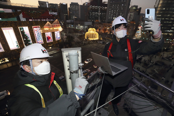 KT staffers are checking the company's network equipment for a jump in network traffic prior to the New Year to avoid technical glitches in central Seoul on Monday. [KT]